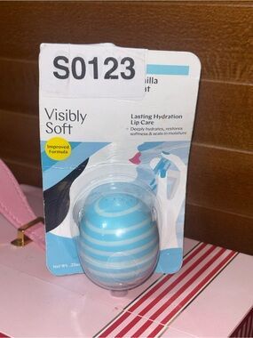 eos Visibly Soft Lip Balm Sphere